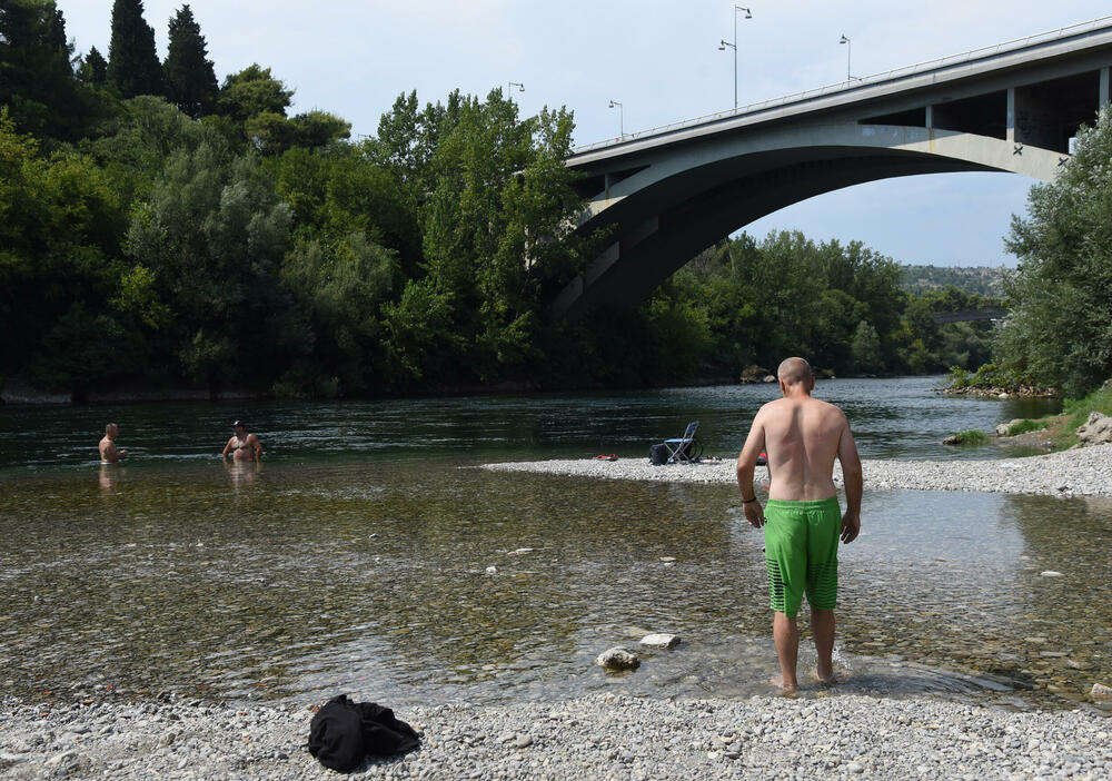 <p>Nesnosne vrućine karakterišu ljeto u Podgorici. Stanovnici glavnog grada osvježenje traže na poznatim podgoričkim kupalištima, na Zeti, Morači, Skalinama, Cijevni... Reporter Vijesti obišao je ova kupališta.</p>