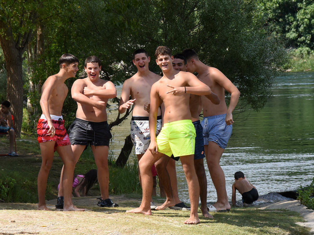 <p>Nesnosne vrućine karakterišu ljeto u Podgorici. Stanovnici glavnog grada osvježenje traže na poznatim podgoričkim kupalištima, na Zeti, Morači, Skalinama, Cijevni... Reporter Vijesti obišao je ova kupališta.</p>