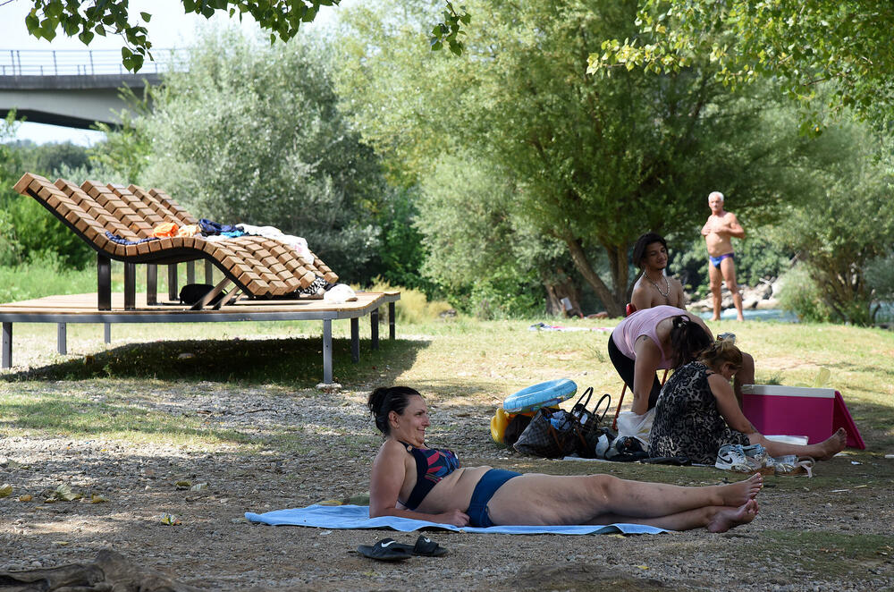 <p>Nesnosne vrućine karakterišu ljeto u Podgorici. Stanovnici glavnog grada osvježenje traže na poznatim podgoričkim kupalištima, na Zeti, Morači, Skalinama, Cijevni... Reporter Vijesti obišao je ova kupališta.</p>