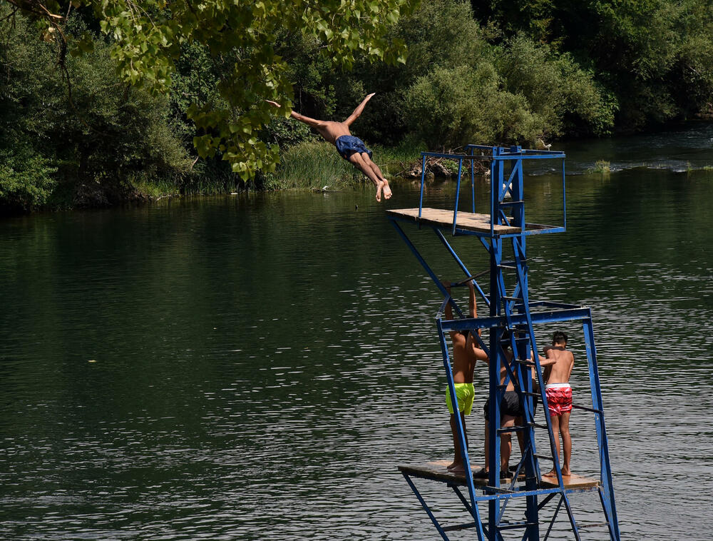 <p>Nesnosne vrućine karakterišu ljeto u Podgorici. Stanovnici glavnog grada osvježenje traže na poznatim podgoričkim kupalištima, na Zeti, Morači, Skalinama, Cijevni... Reporter Vijesti obišao je ova kupališta.</p>