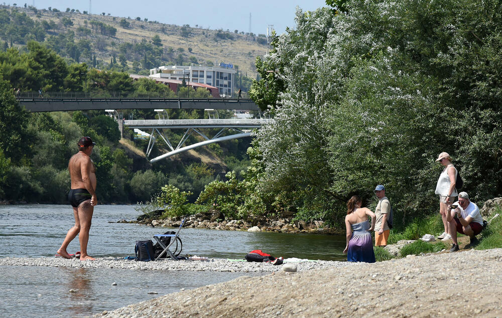 <p>Nesnosne vrućine karakterišu ljeto u Podgorici. Stanovnici glavnog grada osvježenje traže na poznatim podgoričkim kupalištima, na Zeti, Morači, Skalinama, Cijevni... Reporter Vijesti obišao je ova kupališta.</p>