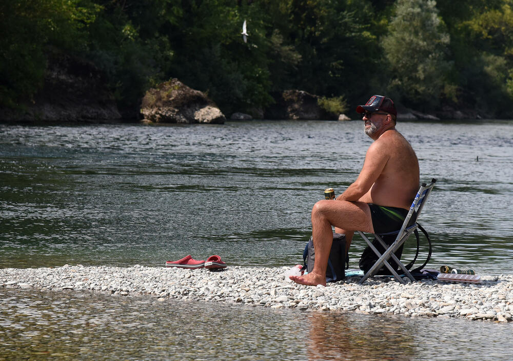 <p>Nesnosne vrućine karakterišu ljeto u Podgorici. Stanovnici glavnog grada osvježenje traže na poznatim podgoričkim kupalištima, na Zeti, Morači, Skalinama, Cijevni... Reporter Vijesti obišao je ova kupališta.</p>