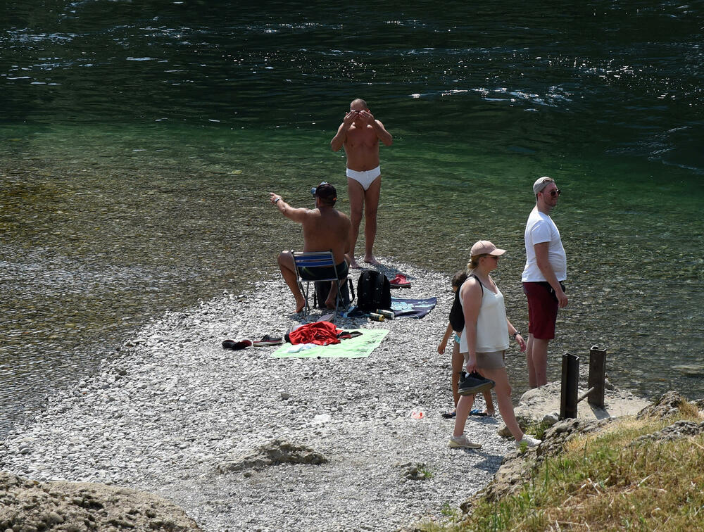 <p>Nesnosne vrućine karakterišu ljeto u Podgorici. Stanovnici glavnog grada osvježenje traže na poznatim podgoričkim kupalištima, na Zeti, Morači, Skalinama, Cijevni... Reporter Vijesti obišao je ova kupališta.</p>