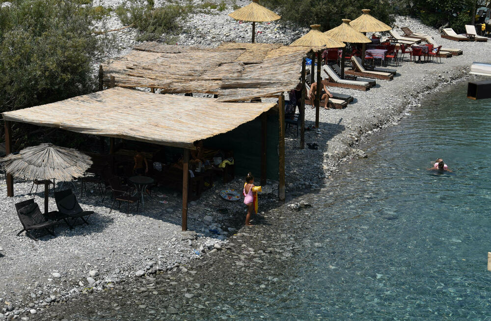 <p>Nesnosne vrućine karakterišu ljeto u Podgorici. Stanovnici glavnog grada osvježenje traže na poznatim podgoričkim kupalištima, na Zeti, Morači, Skalinama, Cijevni... Reporter Vijesti obišao je ova kupališta.</p>