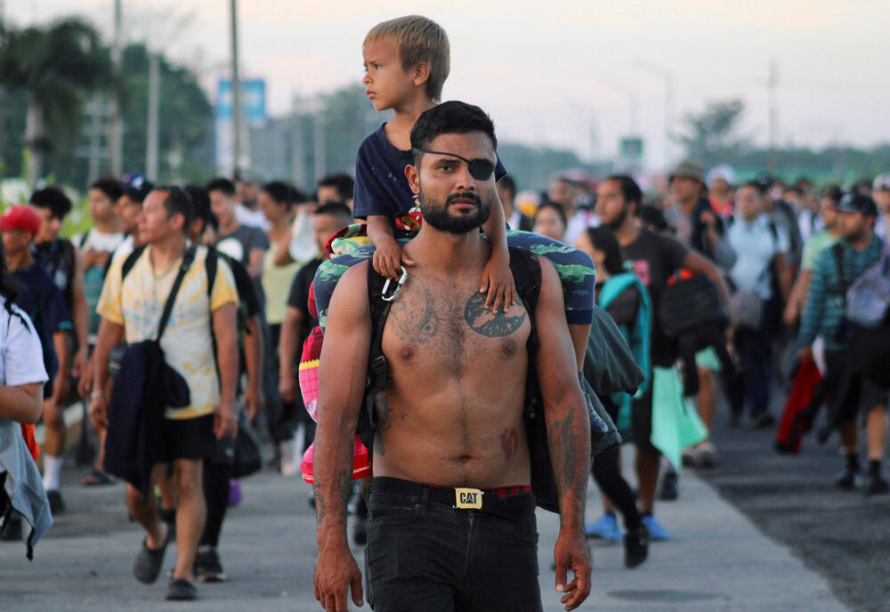 <p>Migranti koji pokušavaju da prođu kroz Meksiko posljednjih godina organizuju se u velike grupe kako bi pokušali da smanje rizik od napada razbojnika ili da ih meksička imigraciona policija zaustavi dok putuju. Međutim ove grupe se uglavnom raziđu već u južnom Meksiku</p>