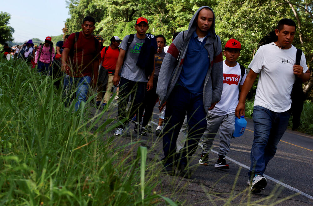 <p>Migranti koji pokušavaju da prođu kroz Meksiko posljednjih godina organizuju se u velike grupe kako bi pokušali da smanje rizik od napada razbojnika ili da ih meksička imigraciona policija zaustavi dok putuju. Međutim ove grupe se uglavnom raziđu već u južnom Meksiku</p>