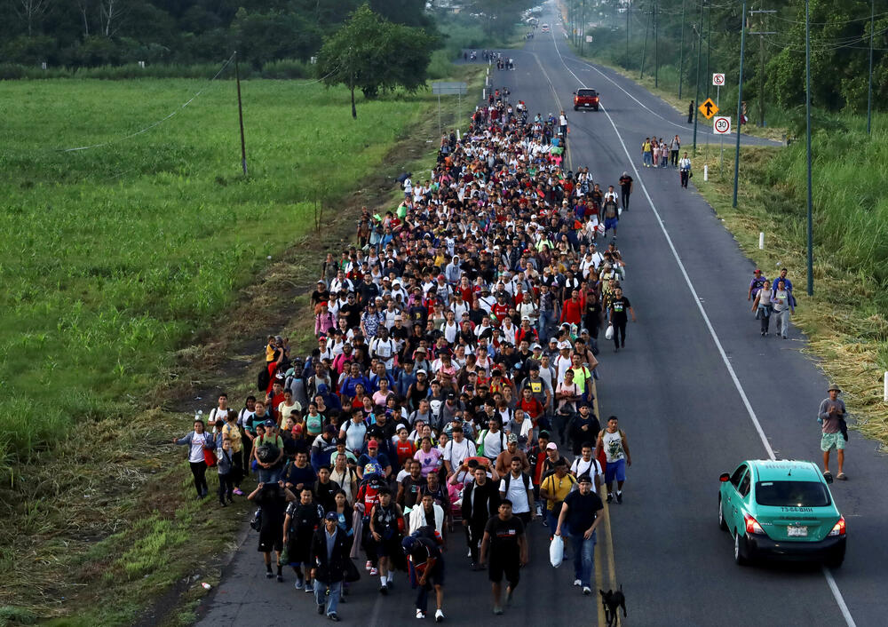 <p>Migranti koji pokušavaju da prođu kroz Meksiko posljednjih godina organizuju se u velike grupe kako bi pokušali da smanje rizik od napada razbojnika ili da ih meksička imigraciona policija zaustavi dok putuju. Međutim ove grupe se uglavnom raziđu već u južnom Meksiku</p>