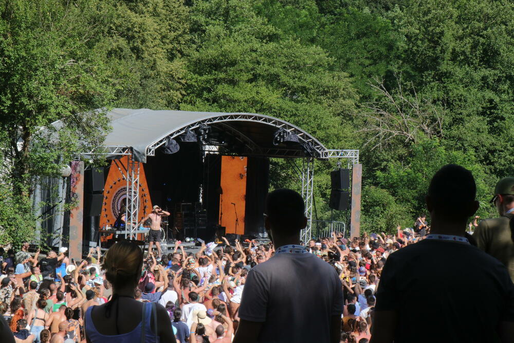 <p>Završeno deseto izdanje festivala na Tjentištu koje će mnogi pamtiti po sjajnom nastupu hrvatskog repera</p>