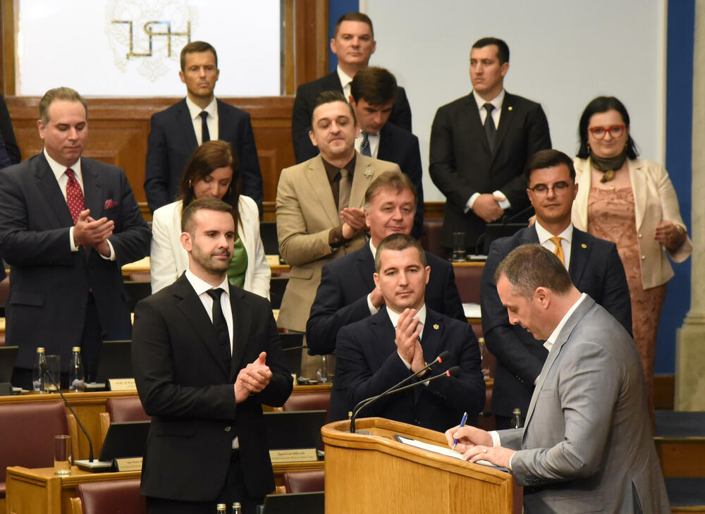 <p>Rekonstruisana Vlada ima premijera, 25 ministarstva i sedam potpredsjednika, od kojih je pet samo na mjestu potpredsjednika, a dva pokrivaju i mjesto potpredsjednika i ministra</p>