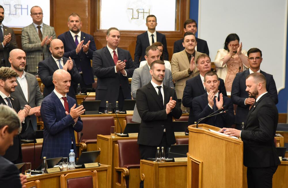 <p>Rekonstruisana Vlada ima premijera, 25 ministarstva i sedam potpredsjednika, od kojih je pet samo na mjestu potpredsjednika, a dva pokrivaju i mjesto potpredsjednika i ministra</p>