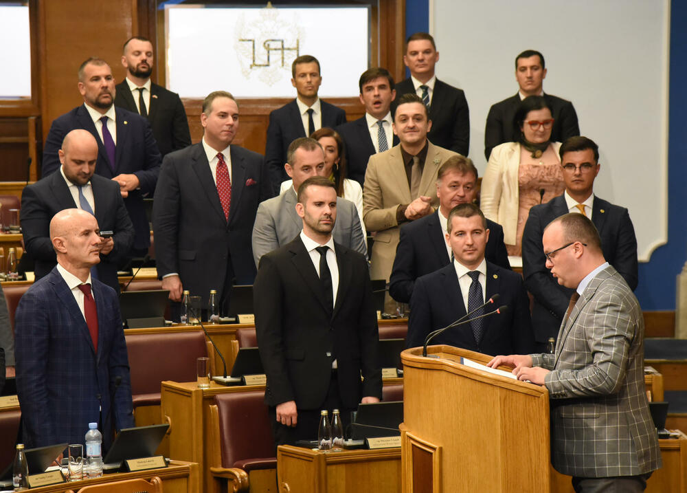 <p>Rekonstruisana Vlada ima premijera, 25 ministarstva i sedam potpredsjednika, od kojih je pet samo na mjestu potpredsjednika, a dva pokrivaju i mjesto potpredsjednika i ministra</p>