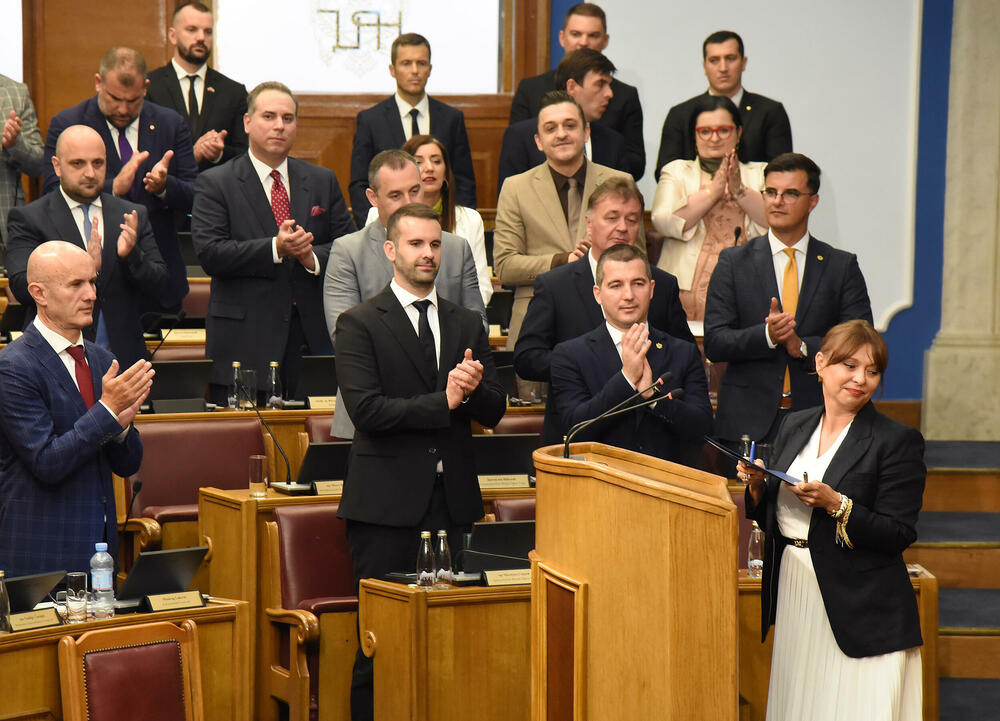 <p>Rekonstruisana Vlada ima premijera, 25 ministarstva i sedam potpredsjednika, od kojih je pet samo na mjestu potpredsjednika, a dva pokrivaju i mjesto potpredsjednika i ministra</p>