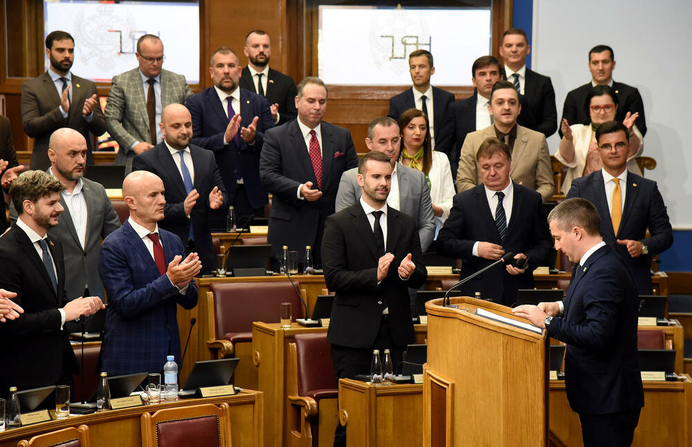 <p>Rekonstruisana Vlada ima premijera, 25 ministarstva i sedam potpredsjednika, od kojih je pet samo na mjestu potpredsjednika, a dva pokrivaju i mjesto potpredsjednika i ministra</p>