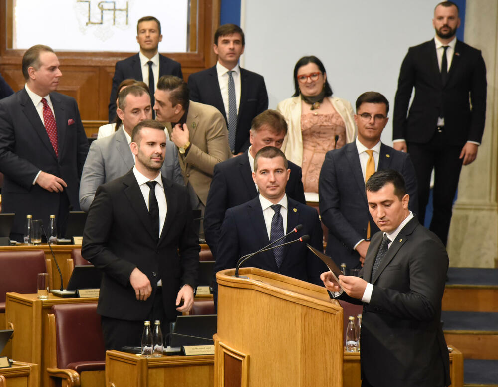 <p>Rekonstruisana Vlada ima premijera, 25 ministarstva i sedam potpredsjednika, od kojih je pet samo na mjestu potpredsjednika, a dva pokrivaju i mjesto potpredsjednika i ministra</p>