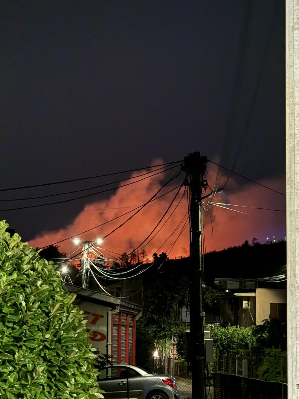 <p>Vatrom je zahvaćena veća površina, kao i dio šume</p>