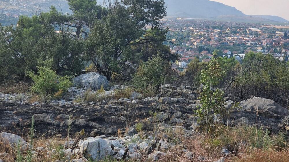 <p>Tokom gašenja požara, koji je najvjerovatnije izazvao vatromet, lakše povrijeđena dva muškarca</p>