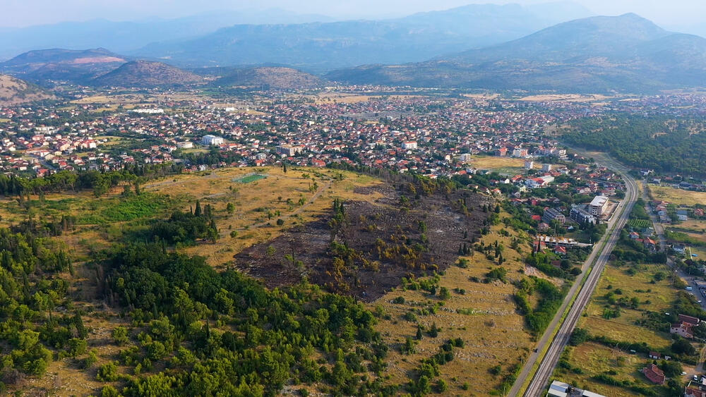 <p>Požar je, prema prvim informacijama, najvjerovatnije izazvao vatromet<br /> </p>