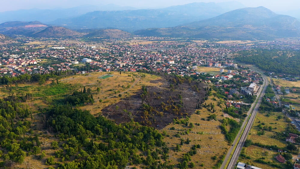 <p>Požar je, prema prvim informacijama, najvjerovatnije izazvao vatromet<br /> </p>