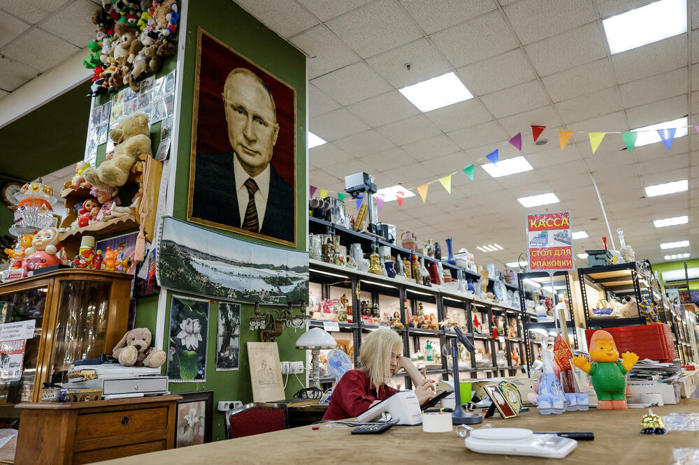 Portret Vladimira Putina u antikvarnici u Moskvi, Foto: Rojters