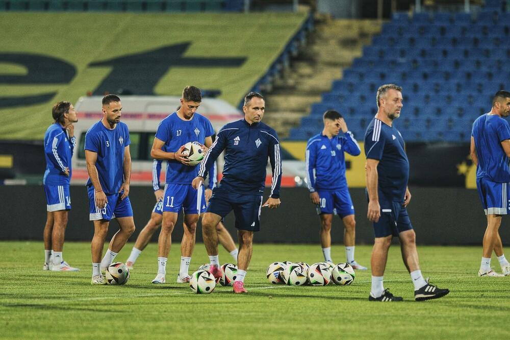 Trener Budućnosti Ivan Brnović sa svojim igračima na stadionu "Vasil Levski", Foto: FK Budućnost/Rusmin Radič