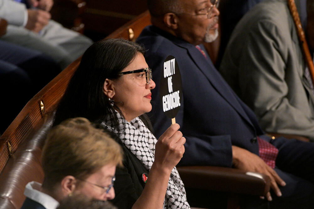 Demokratska predstavnica Rašida Tlaib drži natpis 'kriv za genocid' tokom Netanjahuovog govora