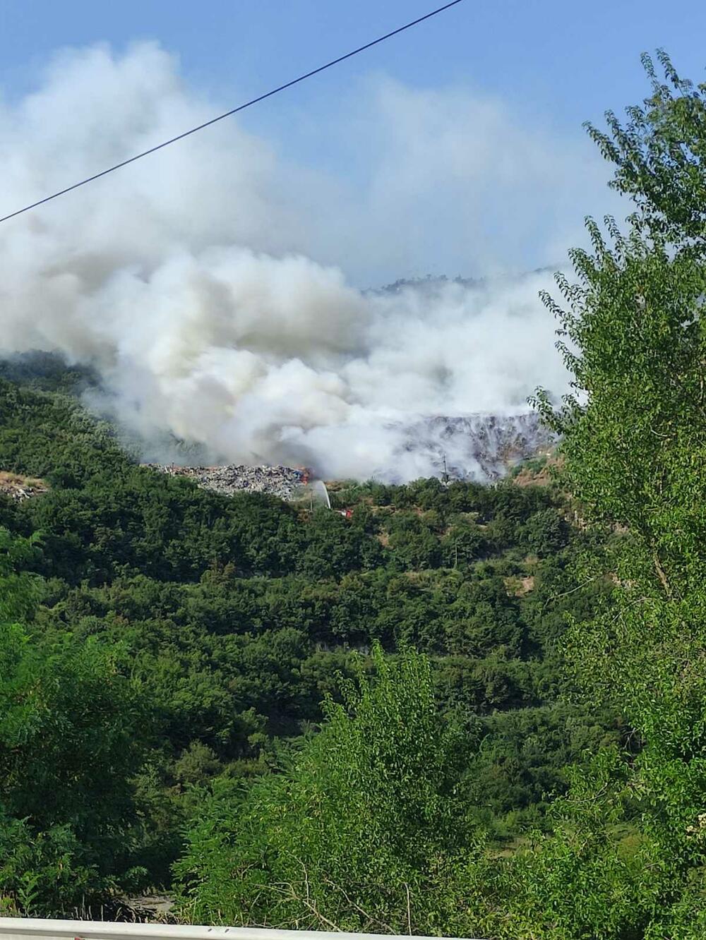 <p>Procjena je da se u Mislovom dolu, na godišnjem nivou, deponuje oko 20 hiljada tona različite vrste otpada koji nije razdvajan ni po jednom kriterijumu</p>