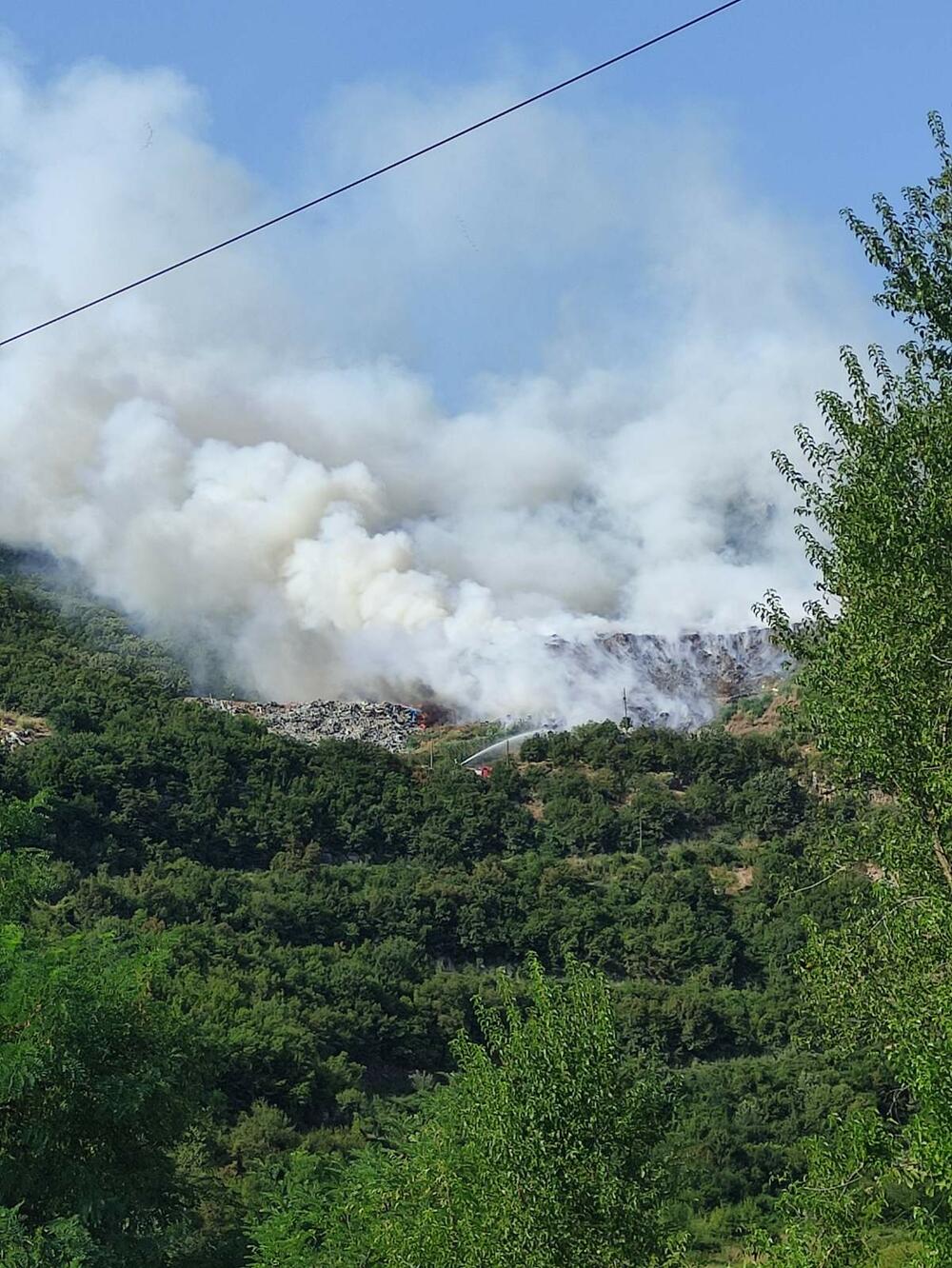 <p>Procjena je da se u Mislovom dolu, na godišnjem nivou, deponuje oko 20 hiljada tona različite vrste otpada koji nije razdvajan ni po jednom kriterijumu</p>