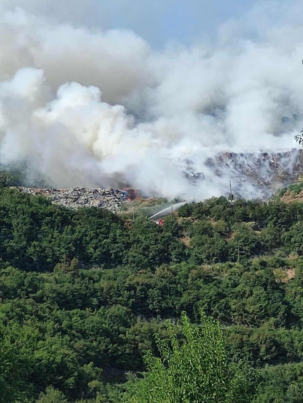 <p>Procjena je da se u Mislovom dolu, na godišnjem nivou, deponuje oko 20 hiljada tona različite vrste otpada koji nije razdvajan ni po jednom kriterijumu</p>