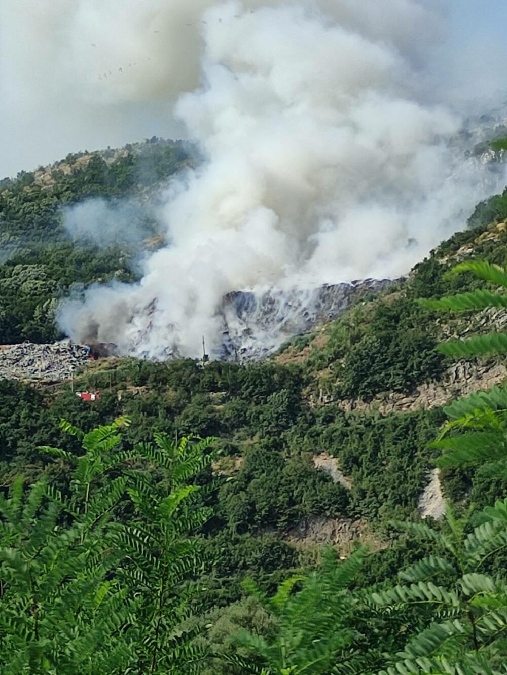 <p>Procjena je da se u Mislovom dolu, na godišnjem nivou, deponuje oko 20 hiljada tona različite vrste otpada koji nije razdvajan ni po jednom kriterijumu</p>