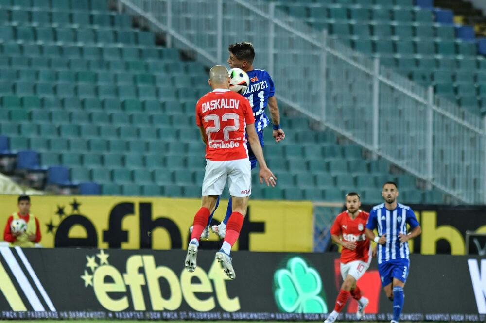 Ivan Bulatović u duelu sa Deskalovim tokom meča u Sofiji, Foto: FK Budućnost/Rusmin Radič