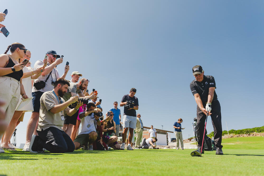 <p>Novi golf teren sa 18 rupa prostiraće se na oko milion kvadrata sada većinom netaknutog zemljišta koje će u najvećj mjeri takvo i ostati jer Geri Plejer i njegova firma Gary Player Design (GPD) koja se bavi dizajniranjem golf terena po cijelom svjetu, u tome izuzetnu pažnju poklanjaju očuvanju autentičnosti lokalnog ambijenta sa svim njegovim prirodnim odlikama</p>