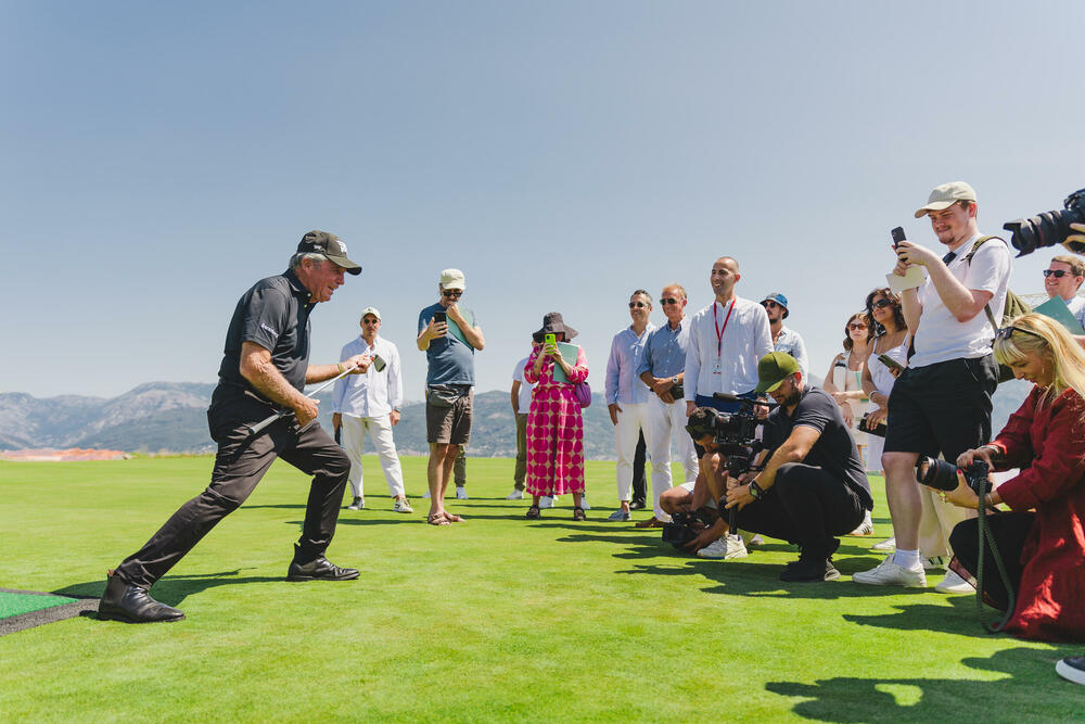 <p>Novi golf teren sa 18 rupa prostiraće se na oko milion kvadrata sada većinom netaknutog zemljišta koje će u najvećj mjeri takvo i ostati jer Geri Plejer i njegova firma Gary Player Design (GPD) koja se bavi dizajniranjem golf terena po cijelom svjetu, u tome izuzetnu pažnju poklanjaju očuvanju autentičnosti lokalnog ambijenta sa svim njegovim prirodnim odlikama</p>