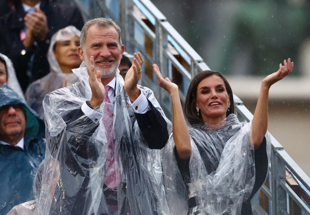 <p>Prvi put u istoriji svečana ceremonija odvaja se van stadiona, na rijeci Seni u Parizu, kojom brodovima defiliju učesnici Igara.</p>