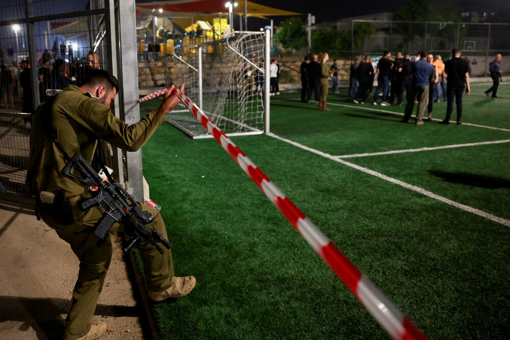 <p>Portparol izraelske vojske Danijel Hagari je kazao da je Hezbolah ispalio raketu na djecu koja su igrala fudbal na sjeveru Izraela, a da je zatim lagao i tvrdio da nije izvršio napad. Glavni portparol Hezbolaha Mohamed Afif rekao je za AP da ta grupa "kategorički poriče da je izvršila napad na Madždal Šams".</p>