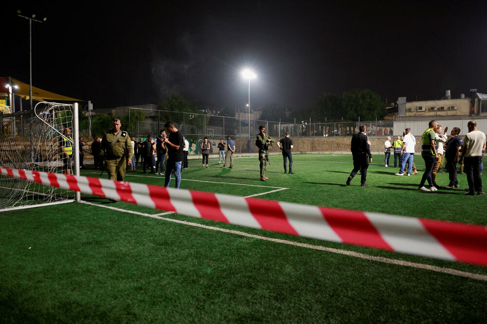 <p>Portparol izraelske vojske Danijel Hagari je kazao da je Hezbolah ispalio raketu na djecu koja su igrala fudbal na sjeveru Izraela, a da je zatim lagao i tvrdio da nije izvršio napad. Glavni portparol Hezbolaha Mohamed Afif rekao je za AP da ta grupa "kategorički poriče da je izvršila napad na Madždal Šams".</p>