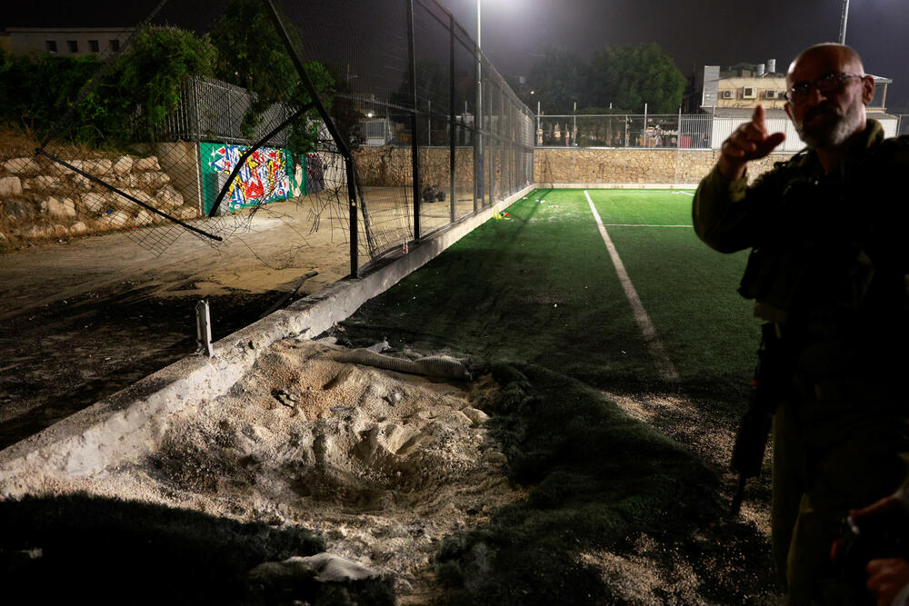 <p>Portparol izraelske vojske Danijel Hagari je kazao da je Hezbolah ispalio raketu na djecu koja su igrala fudbal na sjeveru Izraela, a da je zatim lagao i tvrdio da nije izvršio napad. Glavni portparol Hezbolaha Mohamed Afif rekao je za AP da ta grupa "kategorički poriče da je izvršila napad na Madždal Šams".</p>