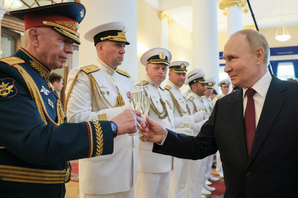 Putin na pomorskoj paradi u Sankt Peterburgu, Foto: Reuters