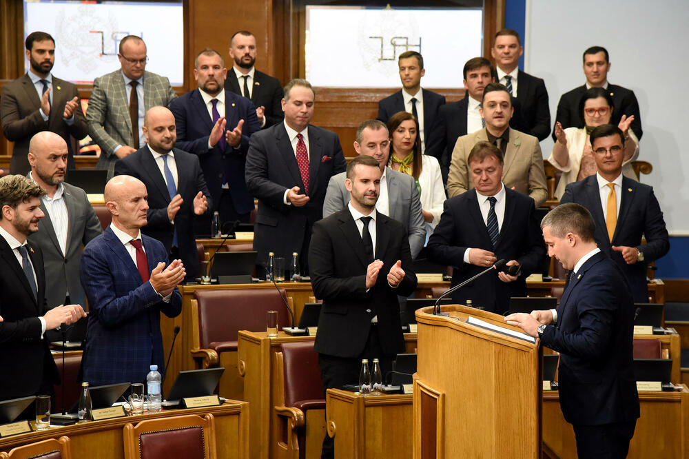 U “novoj” Vladi premijer, sedam potpredsjednika, 25 resora i ministar bez portfelja: detalj tokom rekonstrukcije u Skupštini, Foto: Luka Zekovic