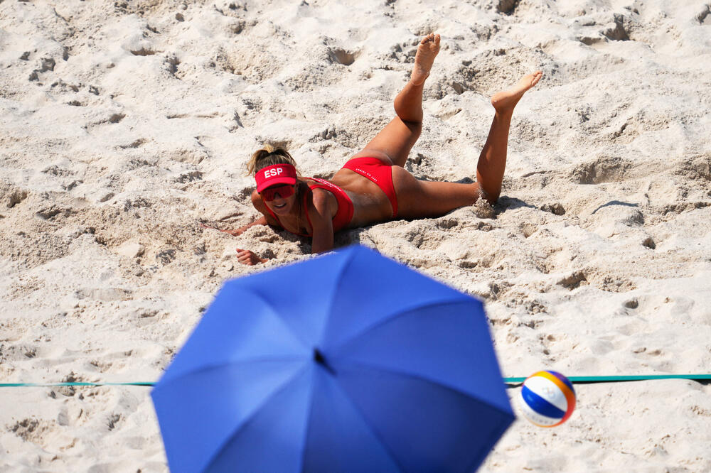 Sa takmičenja u odbojci na plaži u blizini Ajfelovog tornja, Foto: Reuters