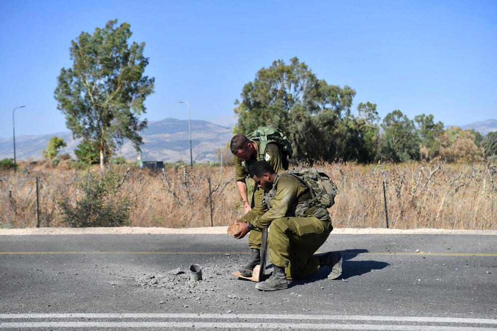 Izraelski vojnici ispituju raketu na putu, Foto: REUTERS