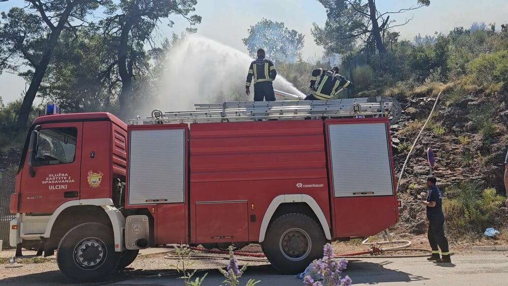 <p>Prema riječima stanovnika Sutomora koji su kontaktirali redakciju, vatra se približila kućama i ulici</p>