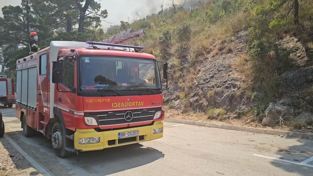 <p>Prema riječima stanovnika Sutomora koji su kontaktirali redakciju, vatra se približila kućama i ulici</p>