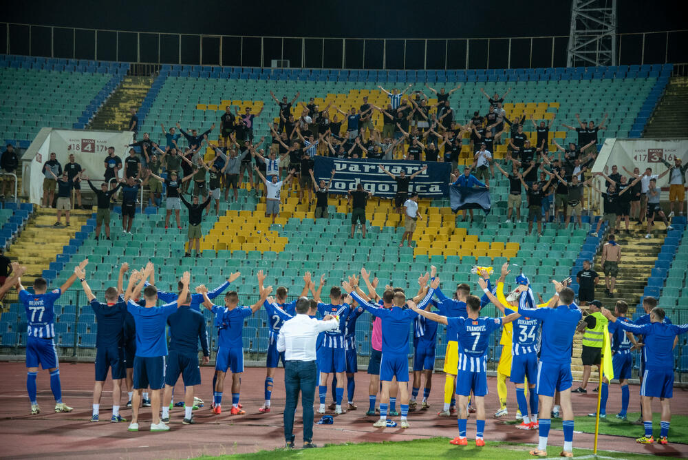 Fudbaleri i navijači Budućnosti nakon meča u Sofiji