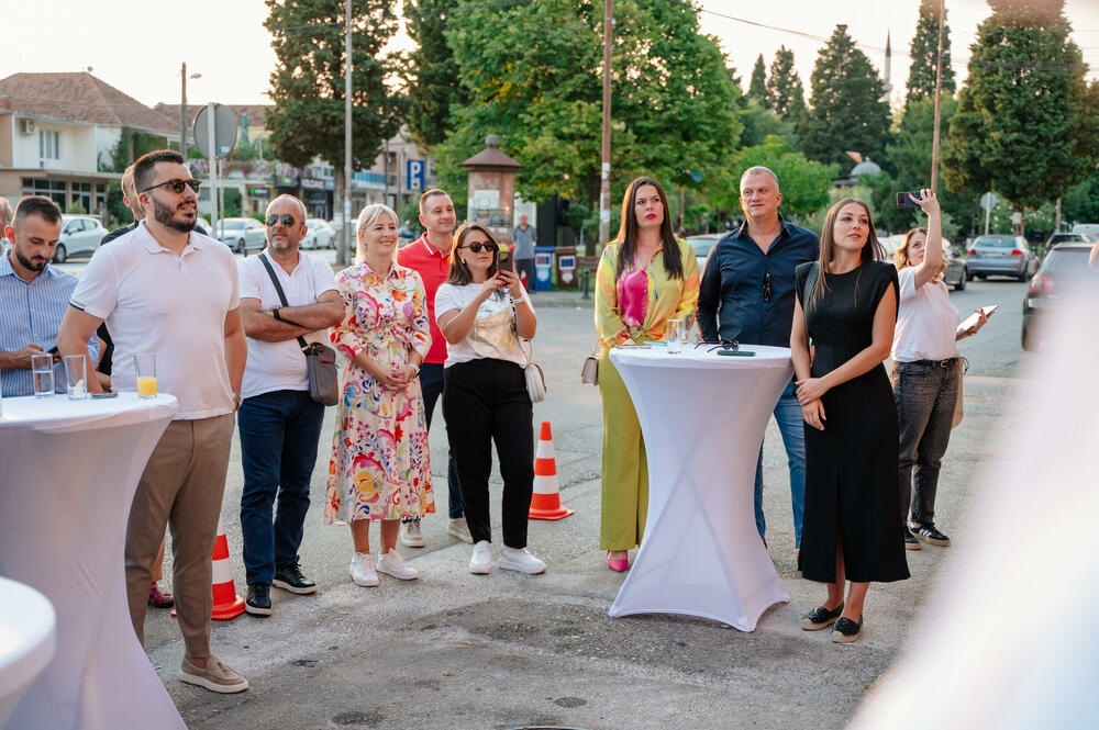 <p>Otvorivši novu modernu poslovnicu u Tuzima, kompanija One stanovnicima te opštine postala je najbliži komšija. Povezanost utemeljena kroz uzajamno povjerenje sa korisnicima, te podršku kroz niz društveno-odgovornih projekata, sada je ojačana fizičkom prisutnošću kompanije One kao jedinog telekomunikacionog operatora u ovoj opštini.</p>