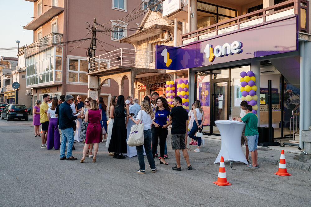 <p>Otvorivši novu modernu poslovnicu u Tuzima, kompanija One stanovnicima te opštine postala je najbliži komšija. Povezanost utemeljena kroz uzajamno povjerenje sa korisnicima, te podršku kroz niz društveno-odgovornih projekata, sada je ojačana fizičkom prisutnošću kompanije One kao jedinog telekomunikacionog operatora u ovoj opštini.</p>