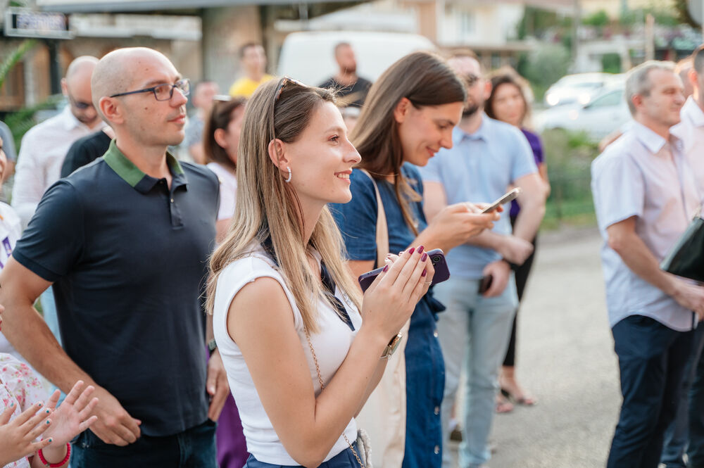 <p>Otvorivši novu modernu poslovnicu u Tuzima, kompanija One stanovnicima te opštine postala je najbliži komšija. Povezanost utemeljena kroz uzajamno povjerenje sa korisnicima, te podršku kroz niz društveno-odgovornih projekata, sada je ojačana fizičkom prisutnošću kompanije One kao jedinog telekomunikacionog operatora u ovoj opštini.</p>