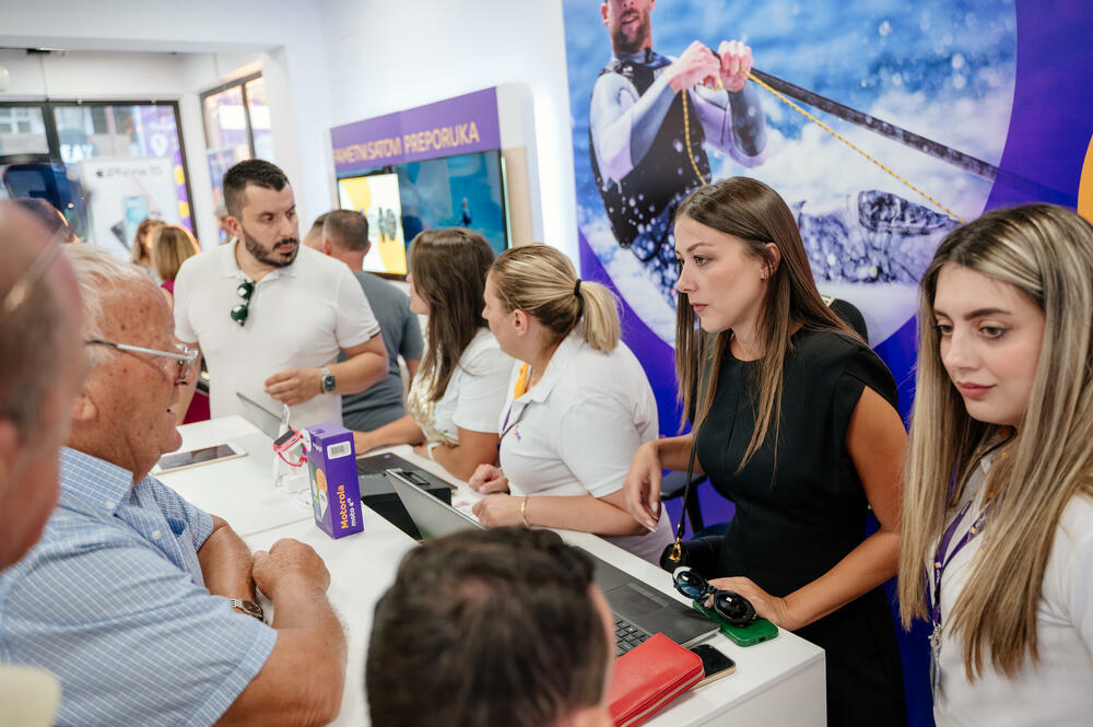 <p>Otvorivši novu modernu poslovnicu u Tuzima, kompanija One stanovnicima te opštine postala je najbliži komšija. Povezanost utemeljena kroz uzajamno povjerenje sa korisnicima, te podršku kroz niz društveno-odgovornih projekata, sada je ojačana fizičkom prisutnošću kompanije One kao jedinog telekomunikacionog operatora u ovoj opštini.</p>