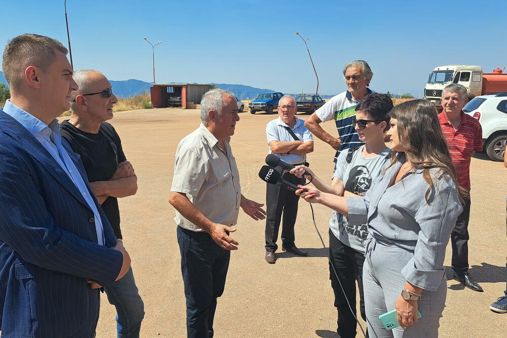 Šahmanović sa bivšim radnicima Rudnika boksita, Foto: Ministarstvo rudarstva, nafte i gasa