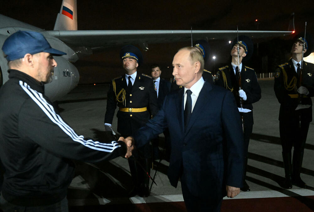 Putin je dočekao Vadima Krasikova na aerodromu u Moskvi