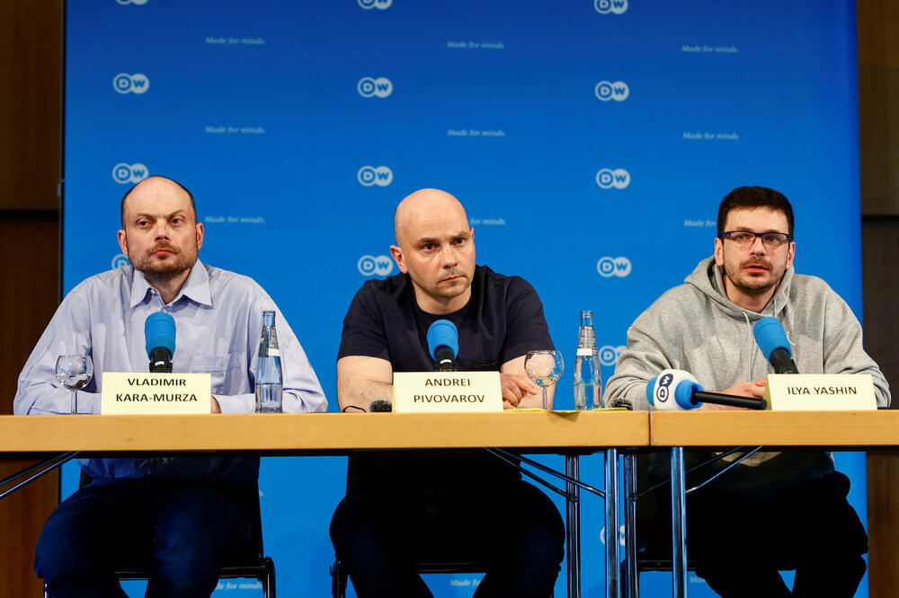 Oslobođeni ruski aktivisti: Vladimir Kara-Murza, Andrei Pivovarov i Ilja Jašin na konferenciji za novinare u Bonu, Foto: Reuters